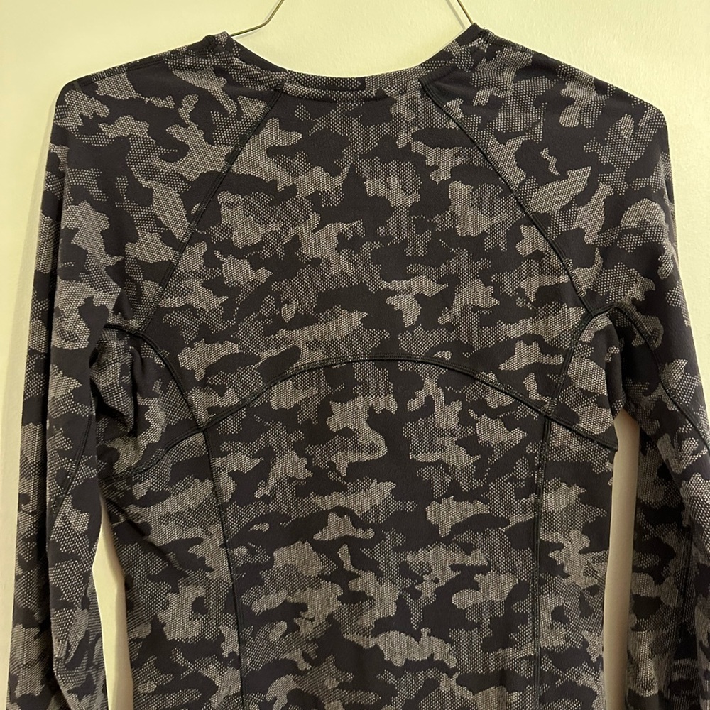 Lululemon women’s camo pullover